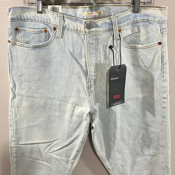 NWT Levi’s Premium Wedgie High Rise Raw Hem Light Wash Denim Jeans 33 - Picture 2 of 16